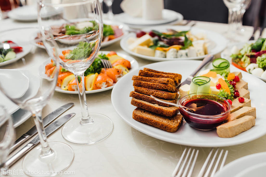 完美聚會前奏 餐飲服務、銀器與玻璃高腳杯的精細準備